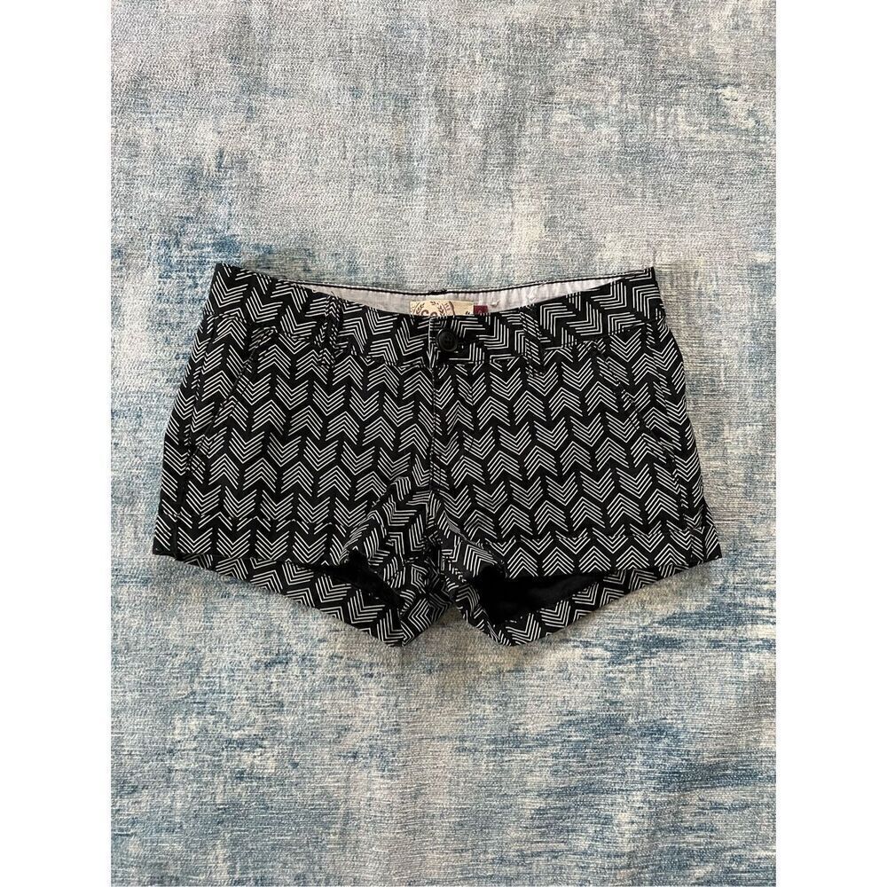 So Black White Chevron Pattern Cuffed Hem Shorts Size 0
